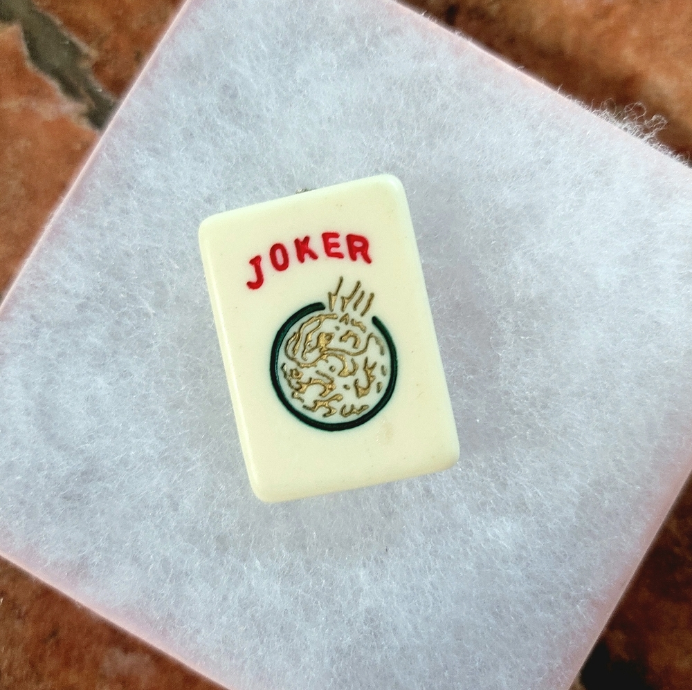 - MAHJONG LOVERS LUCKY JOKER BROOCH /LAPEL PIN